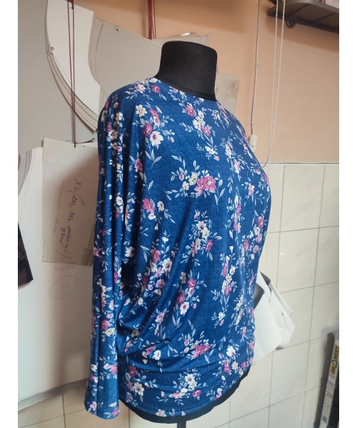 Wzorzysta bluzka Oversize z lejącego materiału - pudrowe kwiatuszki